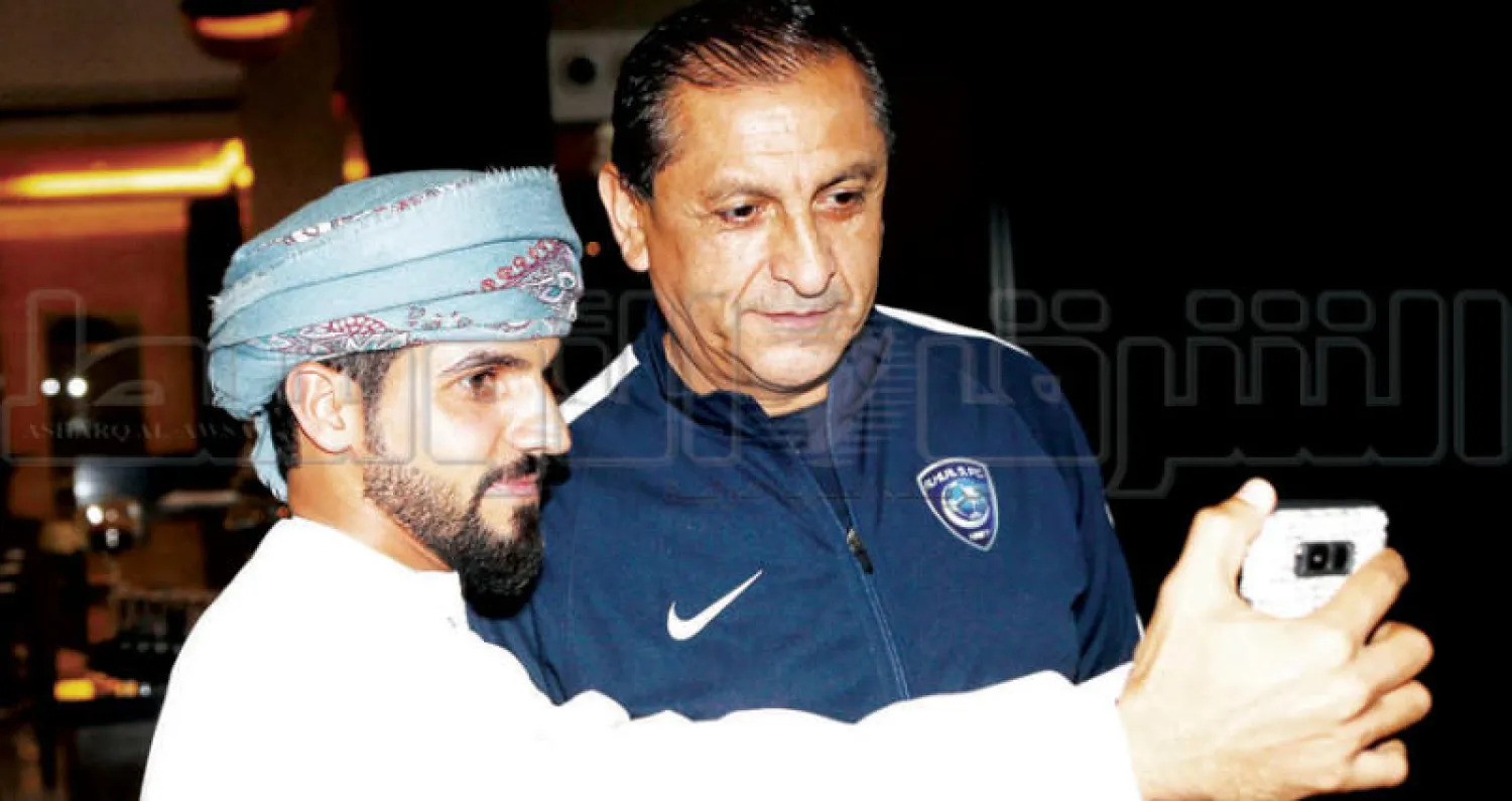 مشجع عماني يلتقط صورة مع مدرب الهلال في مسقط (تصوير: مشعل القدير)