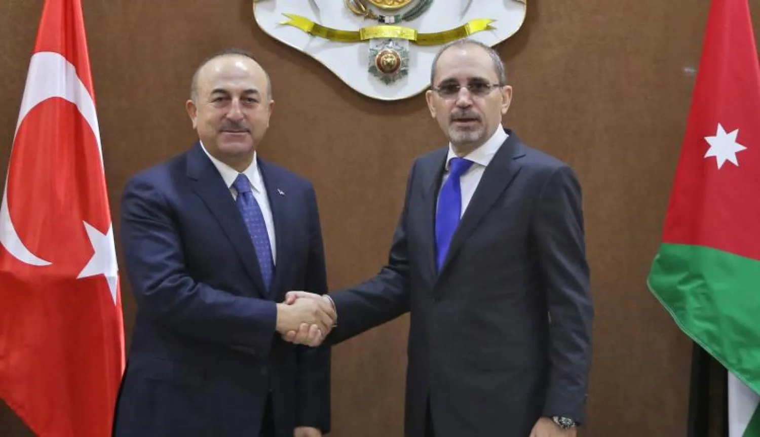 وزير الخارجية الأردني أيمن الصفدي خلال استقباله نظيره التركي مولود جاويش أوغلو في عمان (أ.ف.ب)