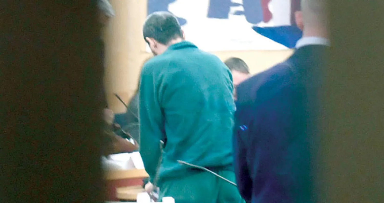 المتهم الأوزبكي عقيلوف يغادر قاعة المحكمة في استوكهولم أمس (أ.ب)