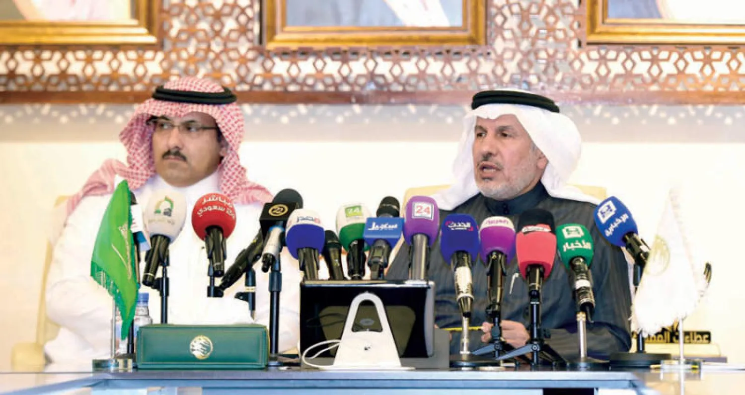 الربيعة وآل جابر خلال توقيع الاتفاقيات في الرياض أمس (تصوير: عبد الرحمن السالم)