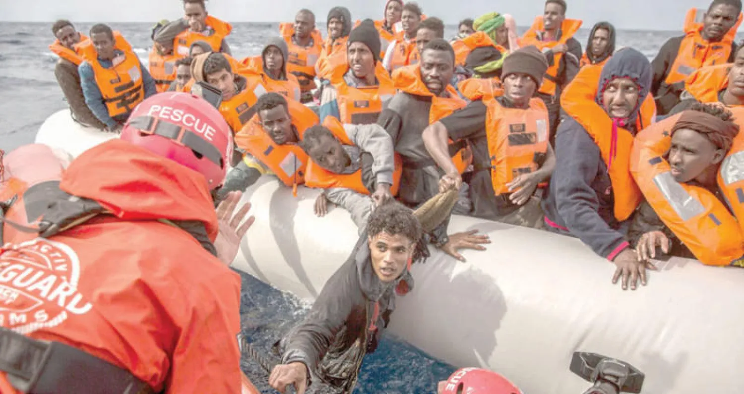 مهاجرون عرب وأفارقة تم إنقاذهم من قبل خفر السواحل الإسباني بعد انطلاقهم من السواحل الليبية (أ.ب)