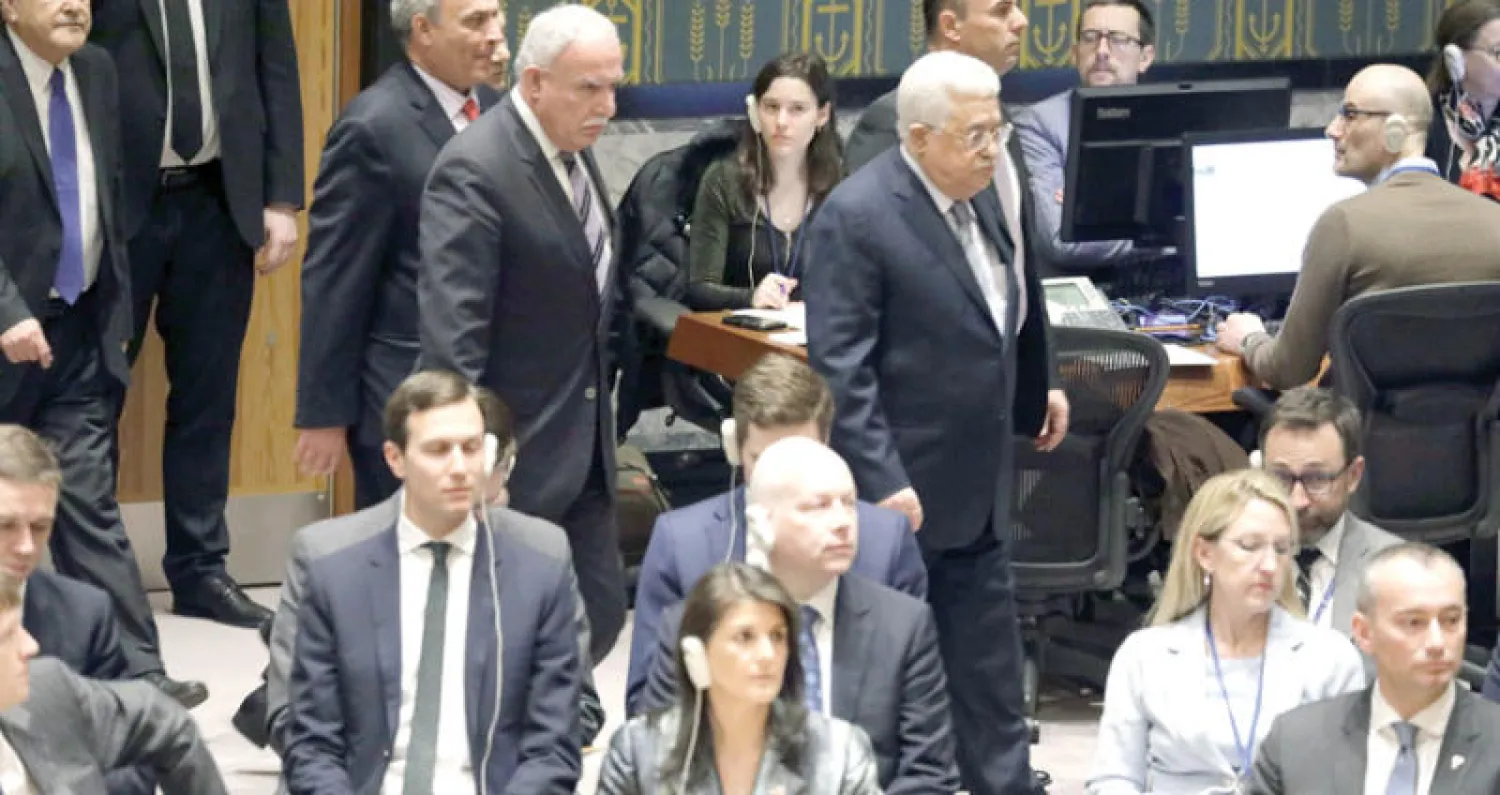 الرئيس الفلسطيني يدخل قاعة مجلس الأمن أمس... وبدت المندوبة الأميركية نيكي هيلي ومستشار الرئيس دونالد ترمب وصهره جاريد كوشنر (إ.ب.أ)
