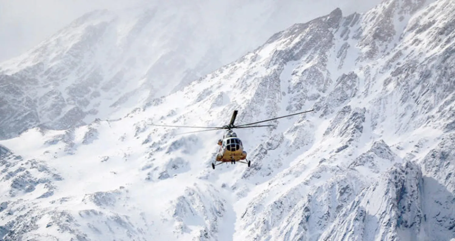 مروحية إيرانية لدى عودتها من عملية البحث عن حطام الطائرة المنكوبة فوق قمة دنا بجبال زاغروس غرب البلاد أمس (مهر)