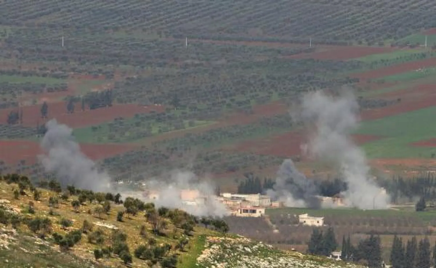 مقاتلو المعارضة السورية المدعومون من تركيا يطلقون النار نحو قوات وحدات حماية الشعب الكردية في عفرين (أ.ف.ب)