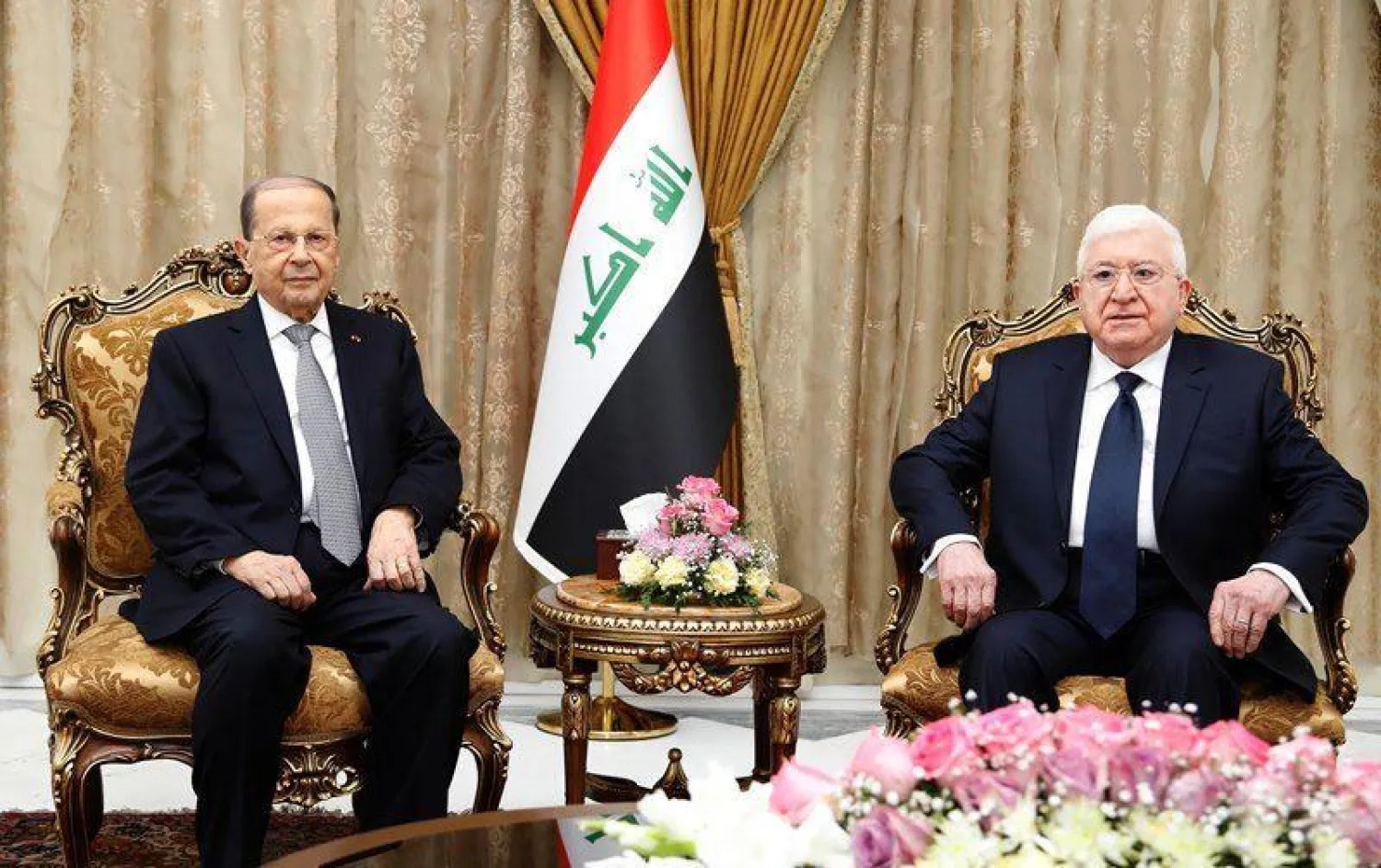 معصوم مستقبلاً نظيره اللبناني عون في بغداد (تويتر)