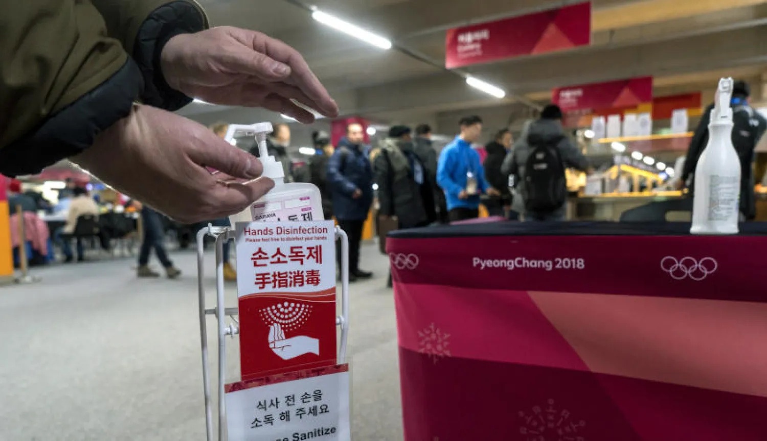 رجل يستخدم مطهراً ليديه للوقاية من العدوى (أ.ب)