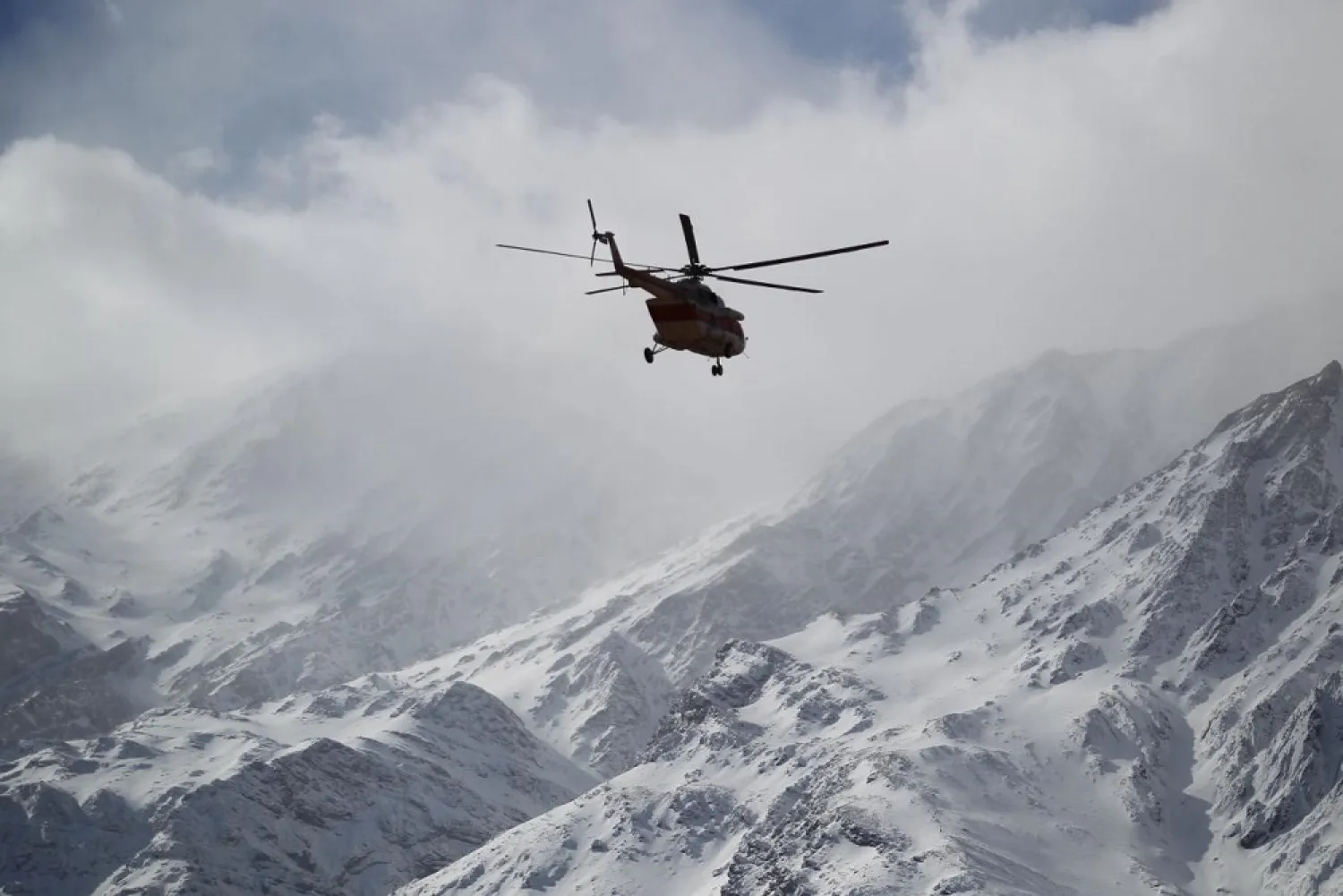 Emergency and rescue helicopter searches for the plane that crashed in a mountainous area of central Iran, February 19, 2018. (Reuters)