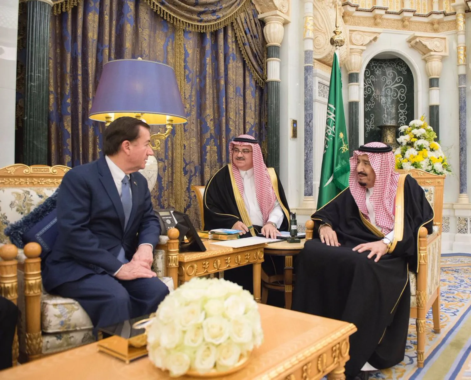 خادم الحرمين خلال استقباله رئيس لجنة الشؤون الخارجية في مجلس النواب الأميركي (واس)