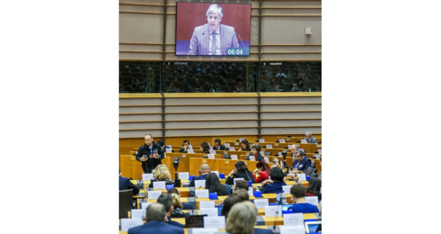 وزير المالية البرتغالي ماريو سينتونو كما يبدو على شاشة كبيرة في جلسة للبرلمان الأوروبي أول من أمس (إ.ب.أ)