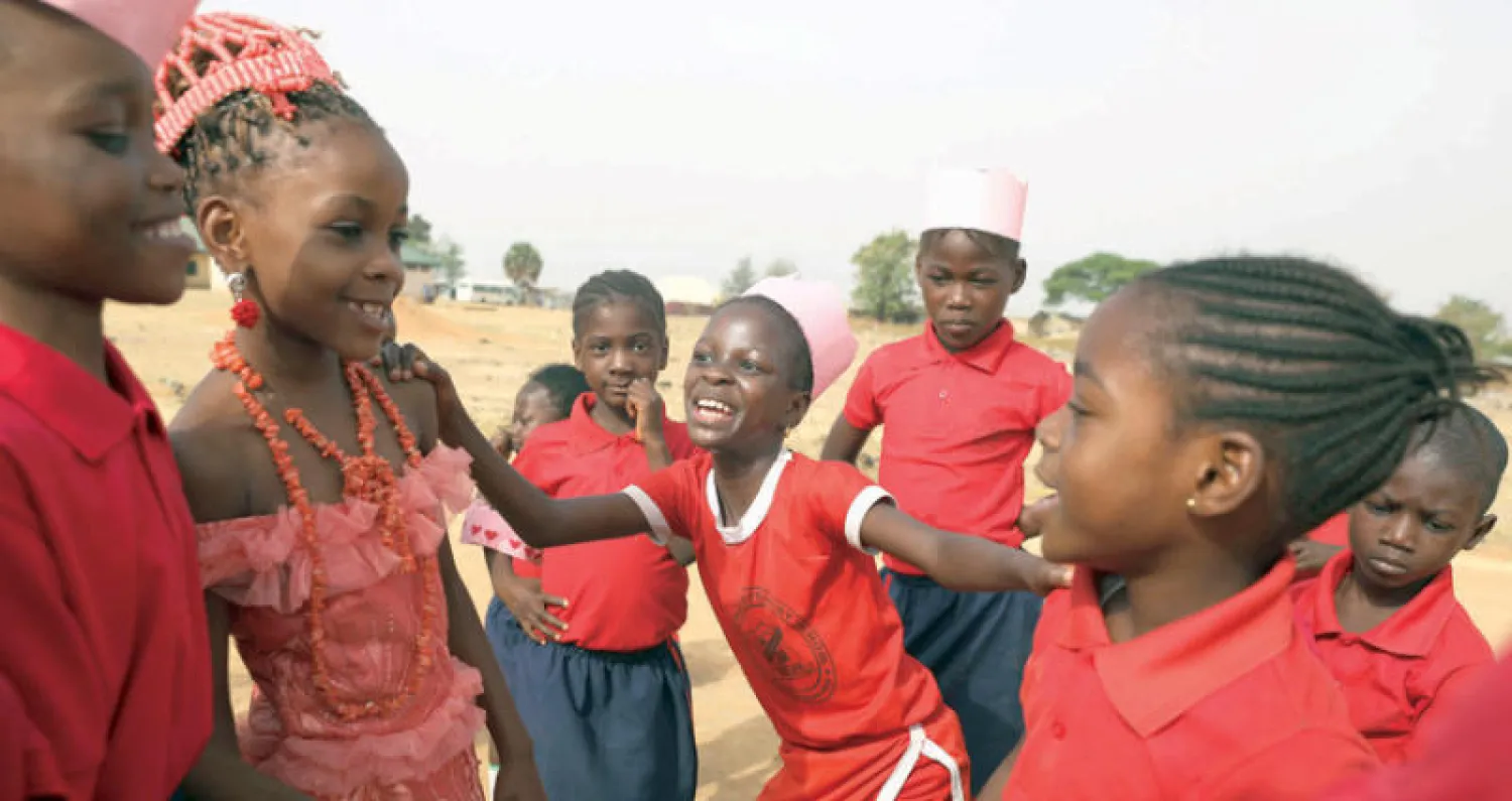 تلميذات خلال مناسبة رياضية في كارماجيجي على طريق مطار أبوجا في نيجيريا أمس الأربعاء (رويترز)