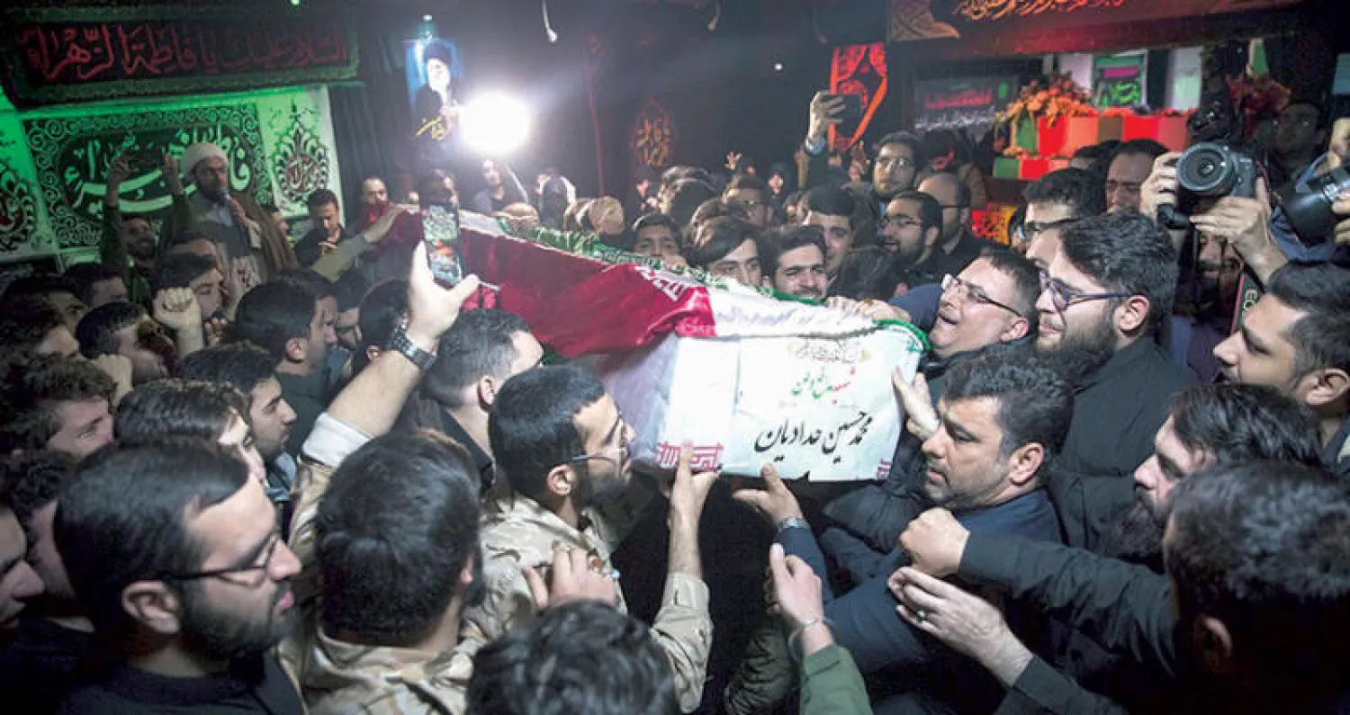 تشييع أحد قتلى قوات الباسيج في احتجاجات شارع باسداران بطهران أمس (فارس)