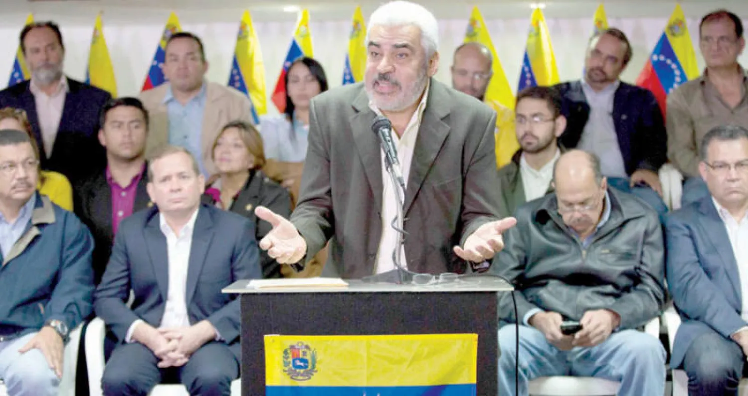 زعيم المعارضة أنخيل أروبيسا في مؤتمر صحافي معلناً مقاطعة الانتخابات المقبلة (أ.ب)