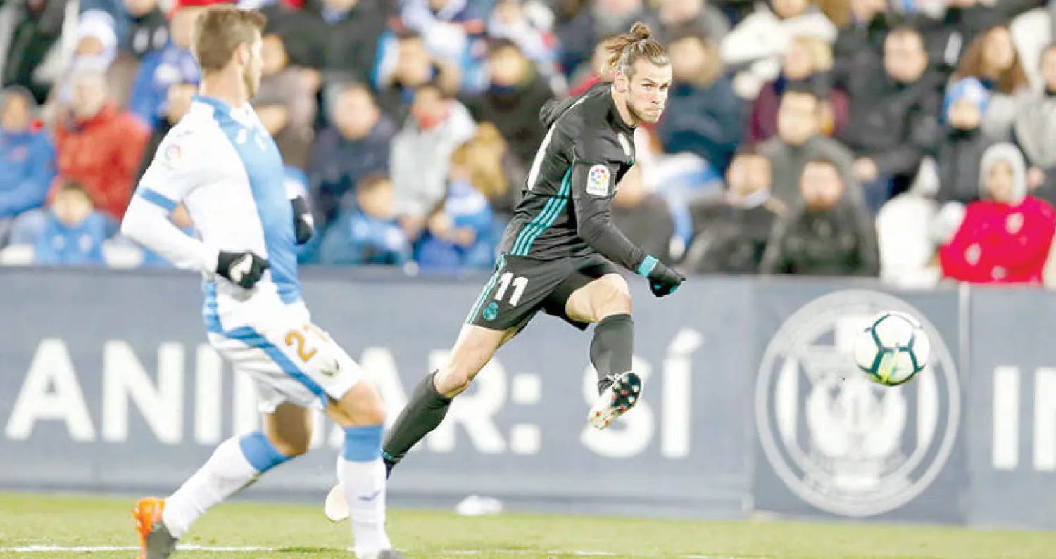 غاريث بيل يسدد نحو مرمى ليغانيس بعد أن شارك كبديل (أ.ب)