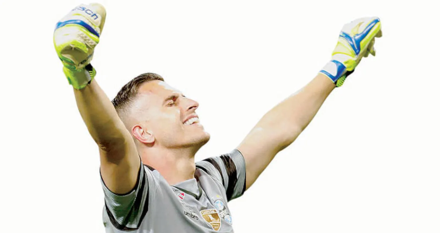 غروهي حارس غريميو يحتفل بتصديه لركلة الترجيح الحاسمة (أ.ب)