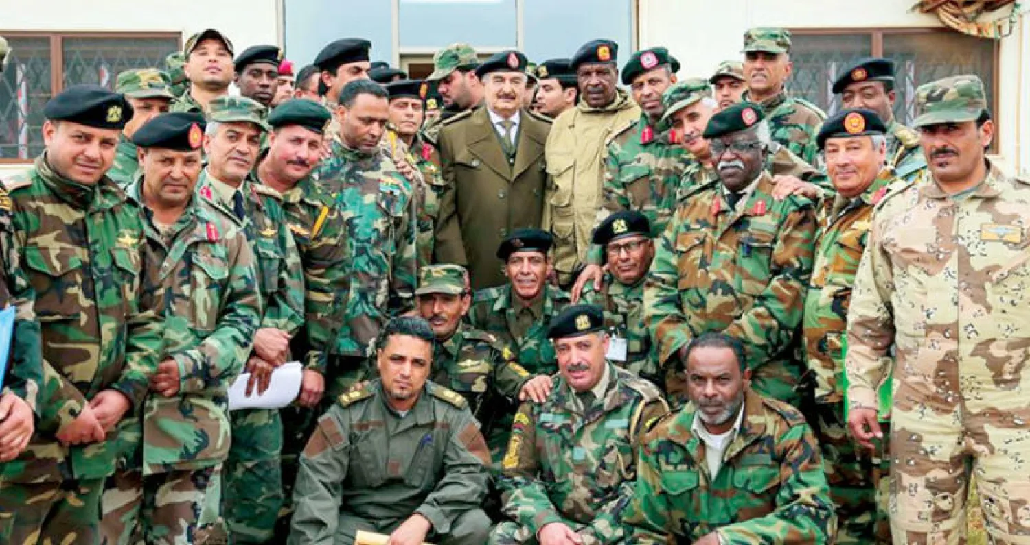 حفتر في صورة وزعها مكتبه للقائه الأخير مع قادة القوات الخاصة بالجيش الوطني