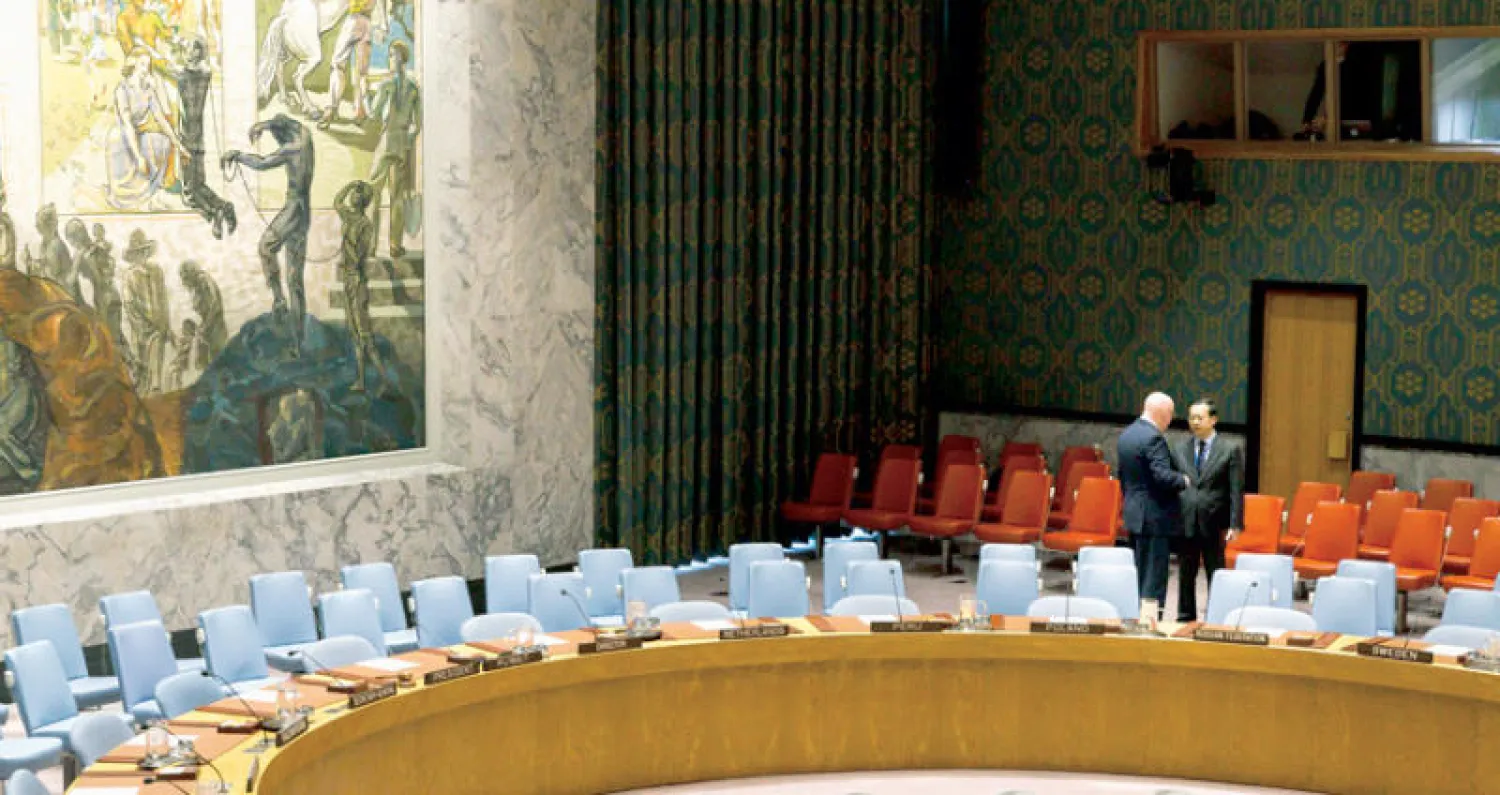 المندوبان الروسي والصيني لدى مجلس الأمن يتشاوران قبيل بدء اجتماع المجلس أمس لبحث مشروع قرار حول الهدنة في سوريا (إ.ب.أ)