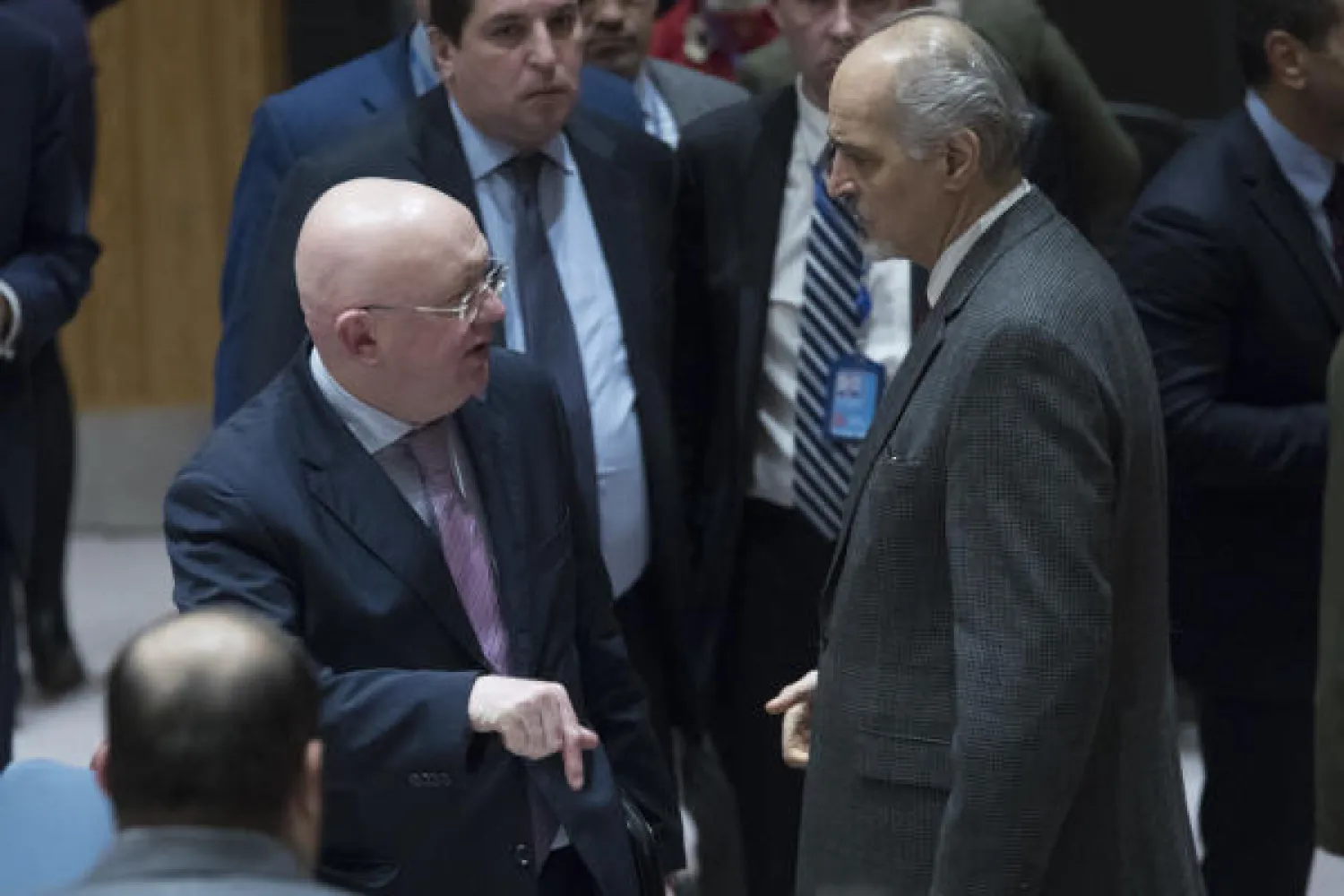 سفير روسيا لدى الأمم المتحدة في حديث مع نظيره السوري قبل إعلان تأجيل التصويت. (ا.ب)