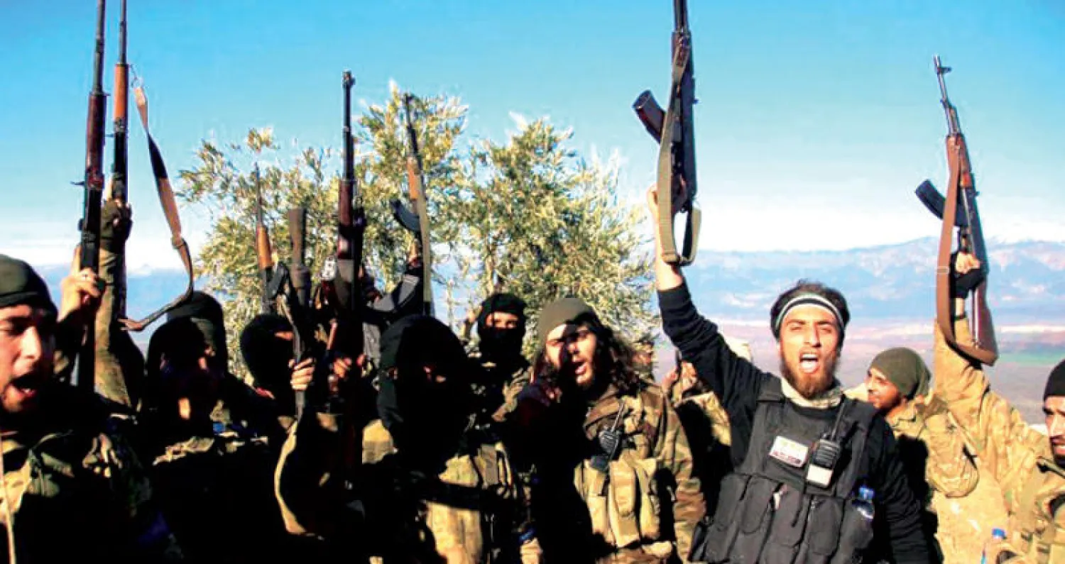 مقاتلون يلوحون بأسلحتهم بعد تحرير عفرين من قبضة «الميلشيات» الكردية خلال عملية «غصن الزيتون» (غيتي)