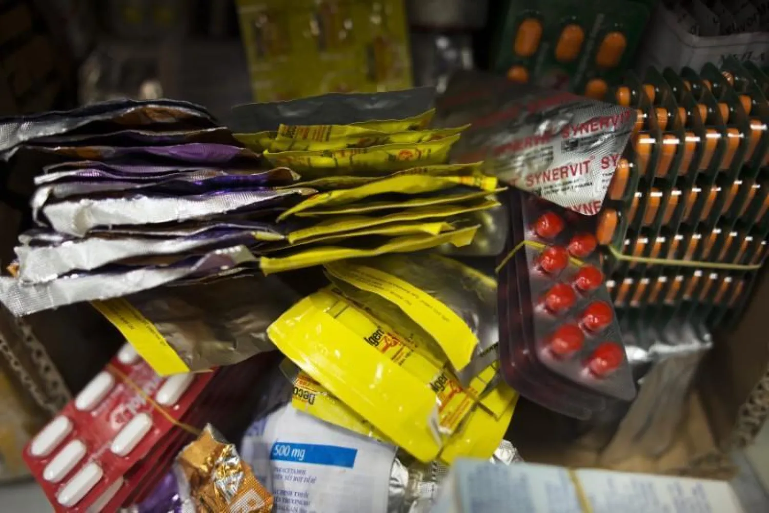 أدوية مزيفة صادرتها الجمارك الأميركية في مطار جون كيندي في نيويورك (رويترز)