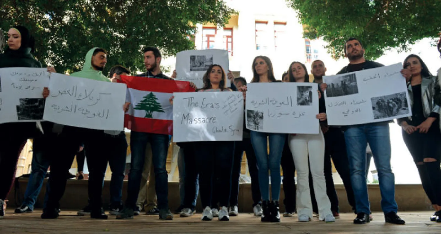 نشطاء من «تيار المستقبل» في بيروت يتضامنون مع غوطة دمشق أمس (إ.ب.أ)