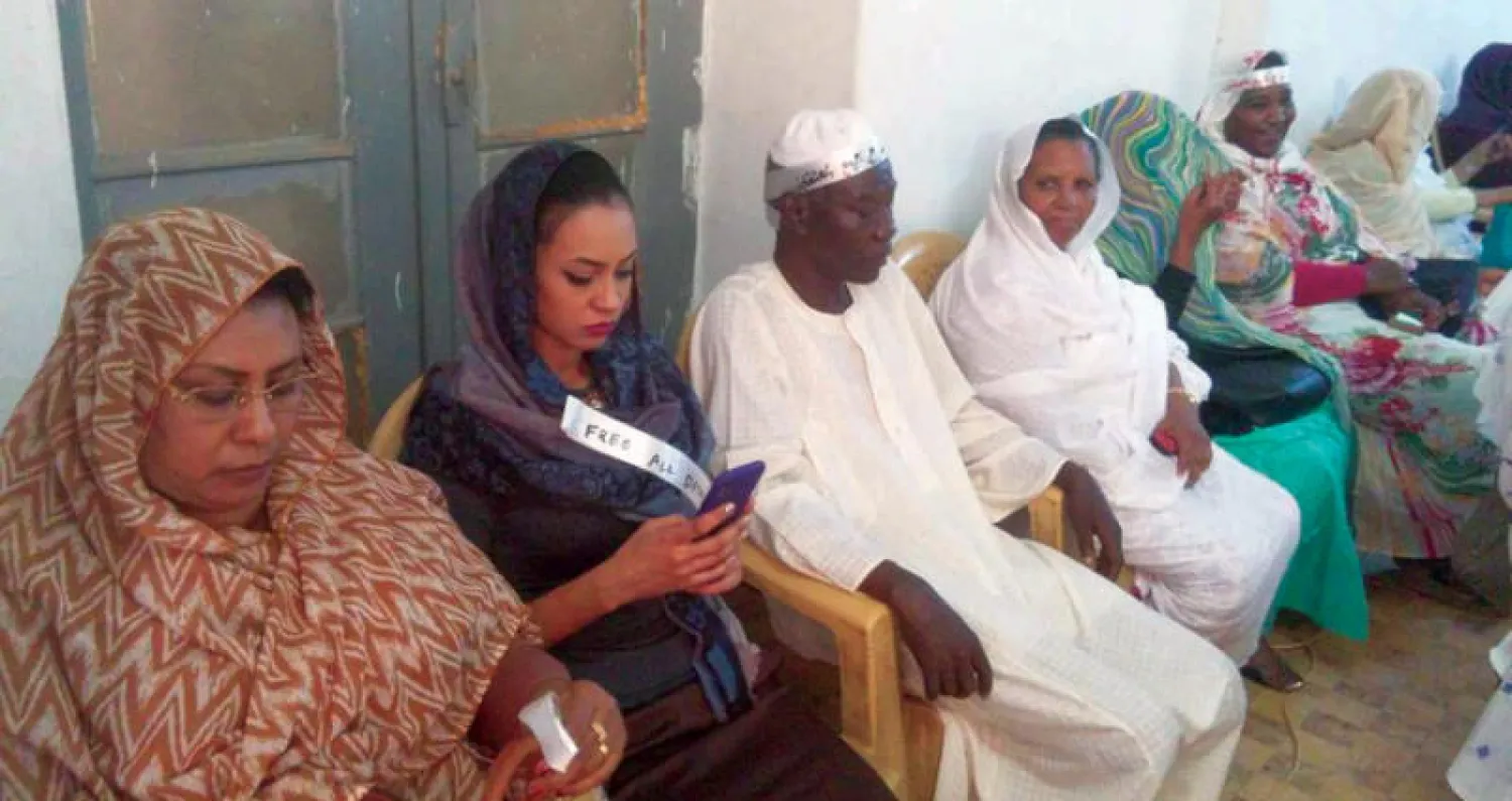 أهالي المعتقلين في السودان لدى اجتماعهم أمس قبل المؤتمر الصحافي الذي طالبوا فيه بإطلاق سراح أقاربهم («الشرق الأوسط»)