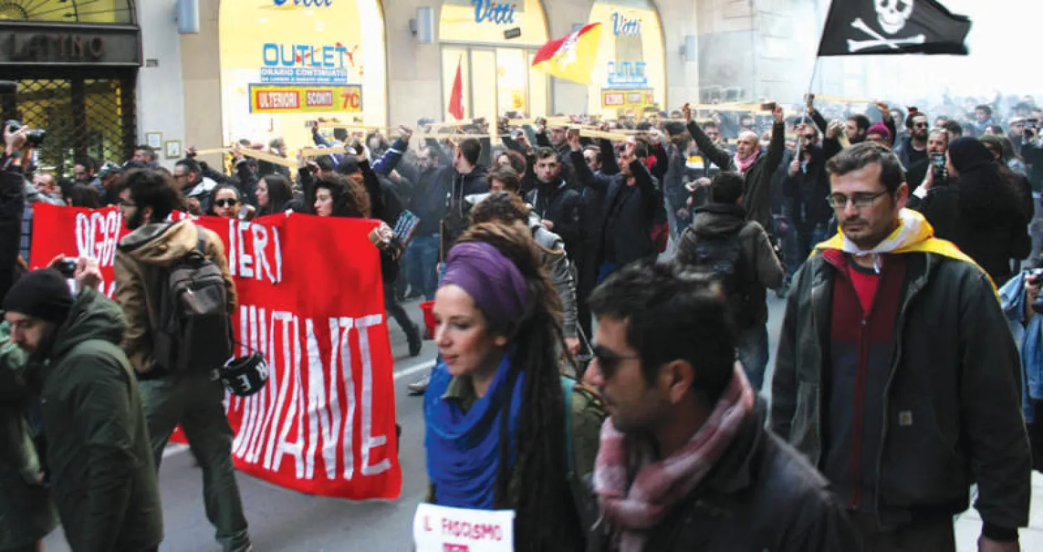 متظاهرون يحتجون في باليرمو أمس ضد العنصرية الفاشية والأحزاب اليمينية المتطرفة (إ.ب.أ)