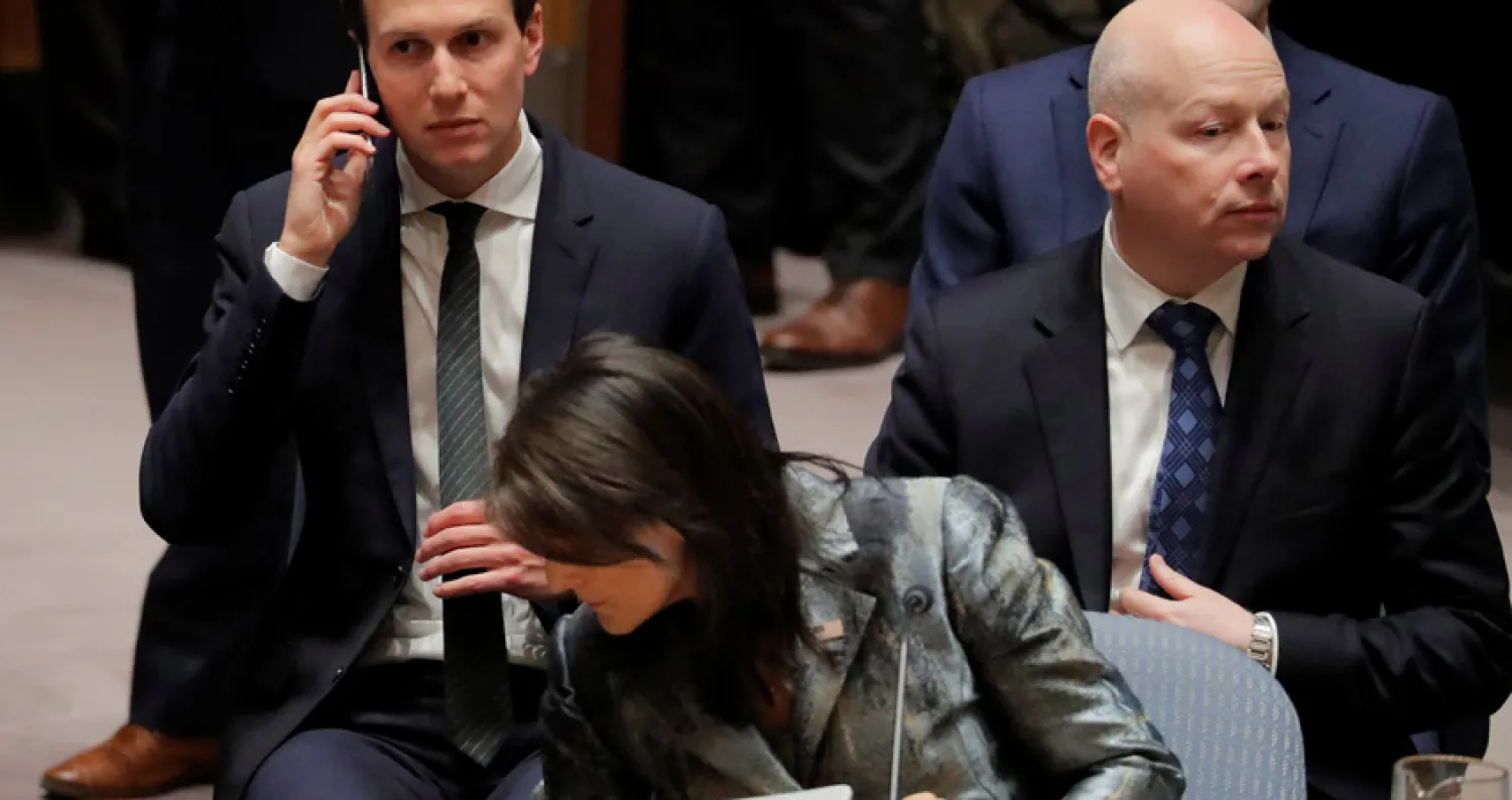  نيكي هيلي وخلفها جاريد كوشنر وجيسون غرينبلات في جلسة مجلس الأمن يوم الثلاثاء 