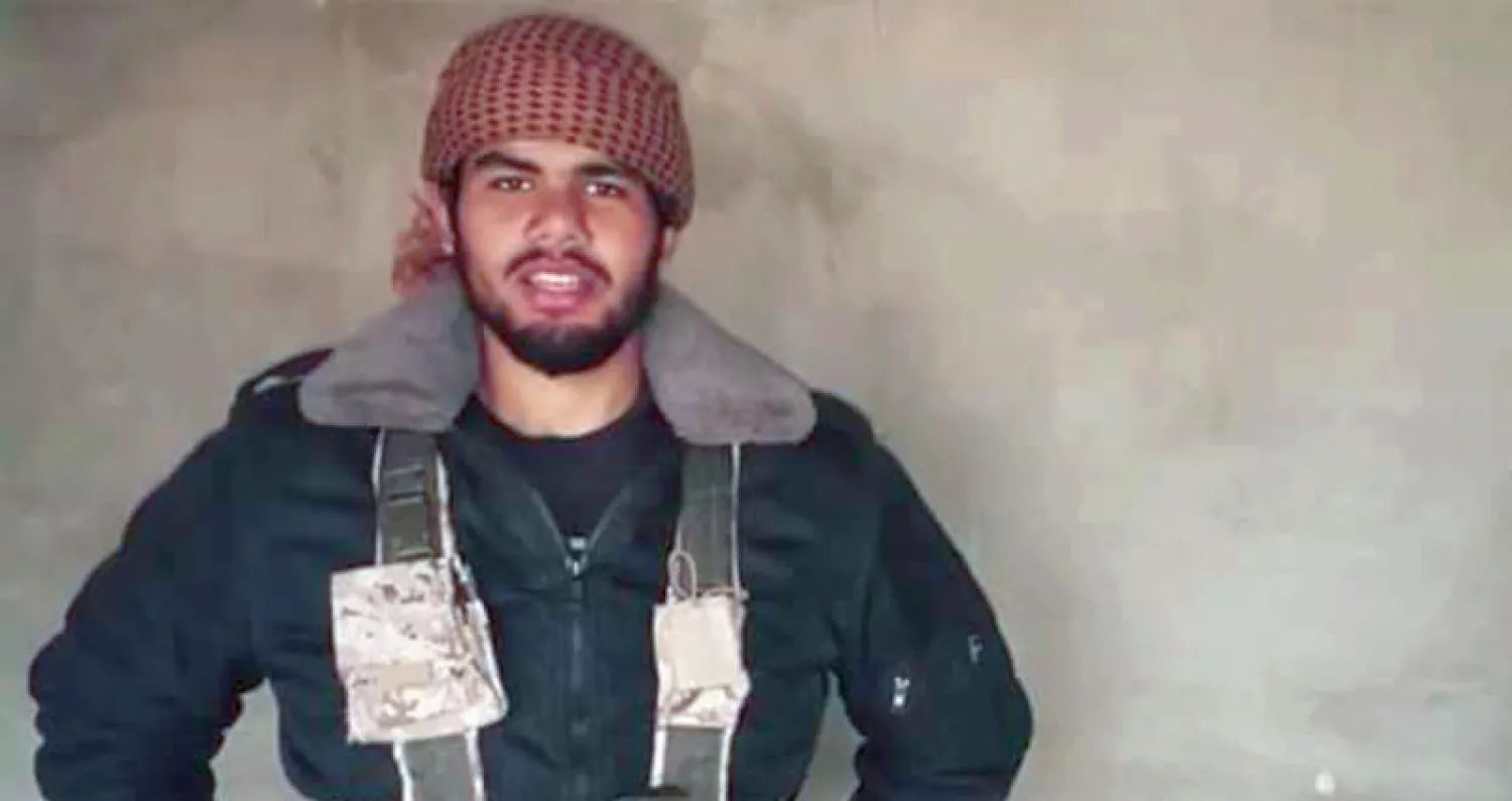 عمر إبراهيم الديب نجل قيادي إخواني وهو يرتدي زي «داعش» خلال فيديو بثه التنظيم مؤخراً («الشرق الأوسط»)