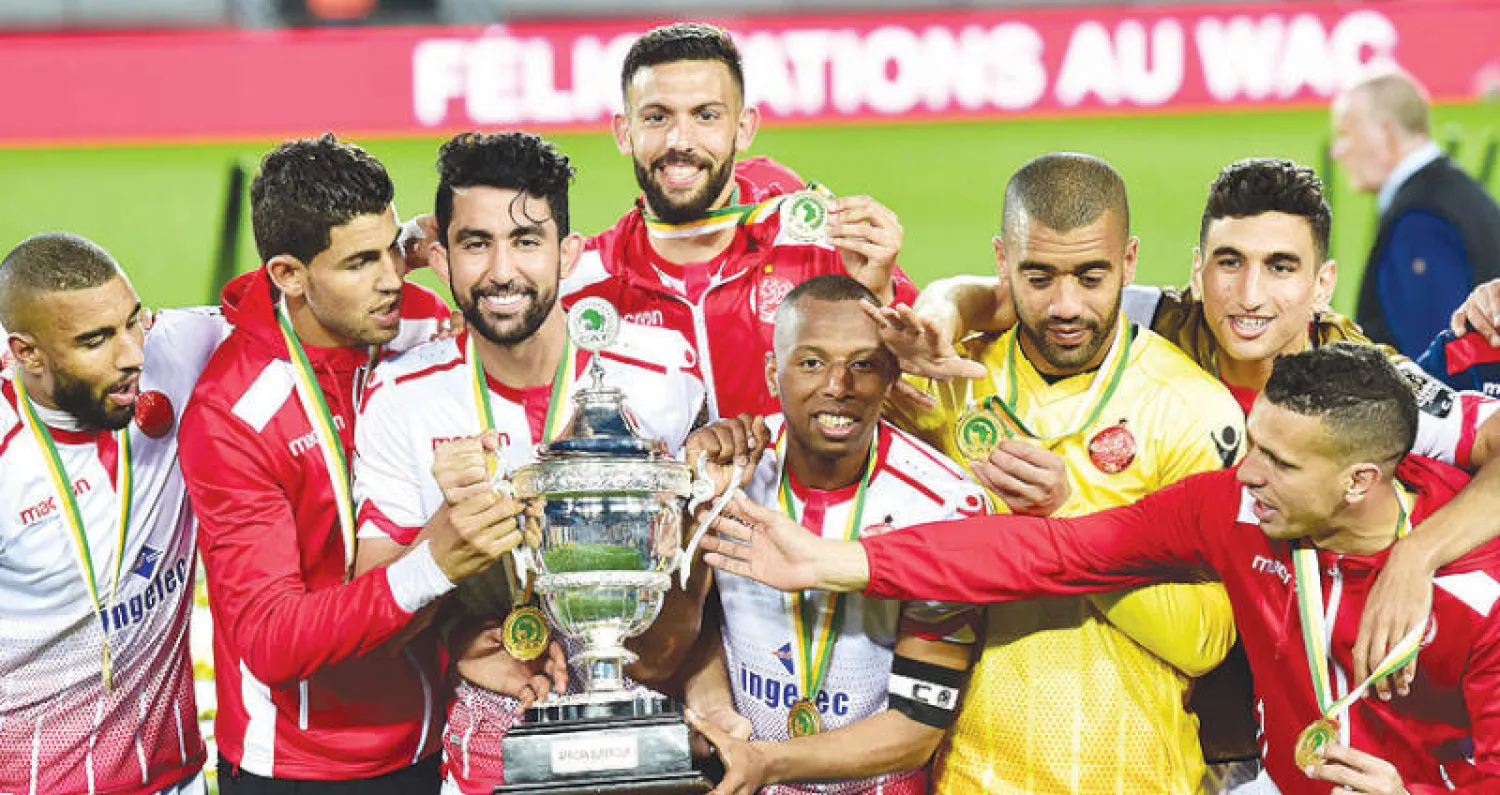لاعبو الوداد يحتفلون بكأس السوبر الأفريقية (أ.ف.ب)