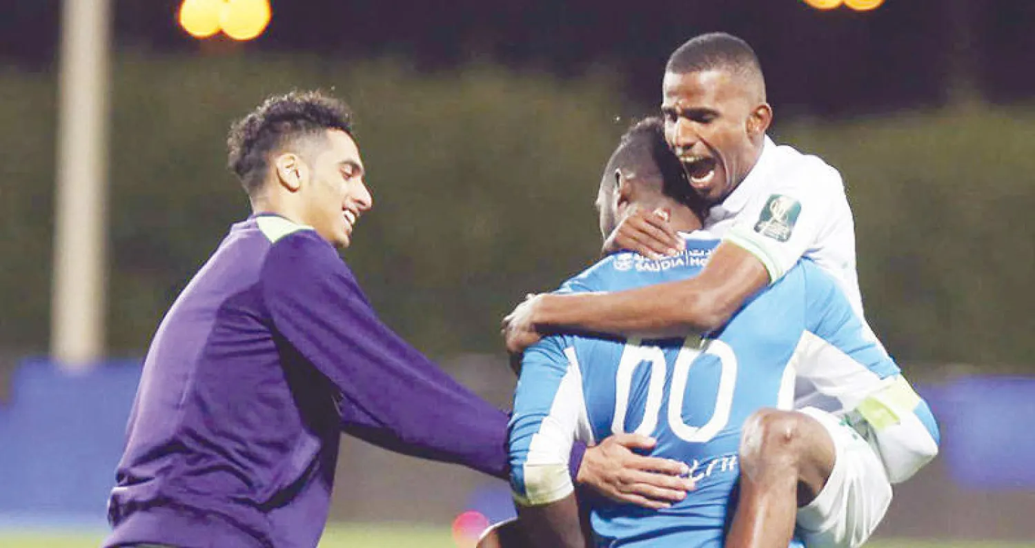 لاعبو الأهلي يحتفلون ببلوغهم نصف نهائي كأس الملك  (تصوير: سعد العنزي)