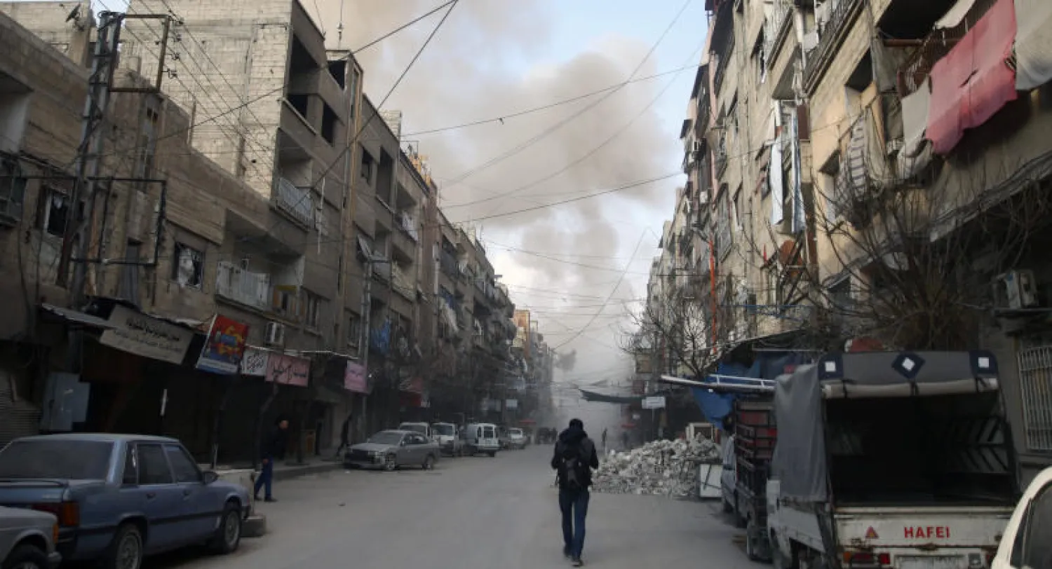 تصاعد أعمدة الدخان جراء القصف في بلدة دوما بالغوطة الشرقية (رويترز)