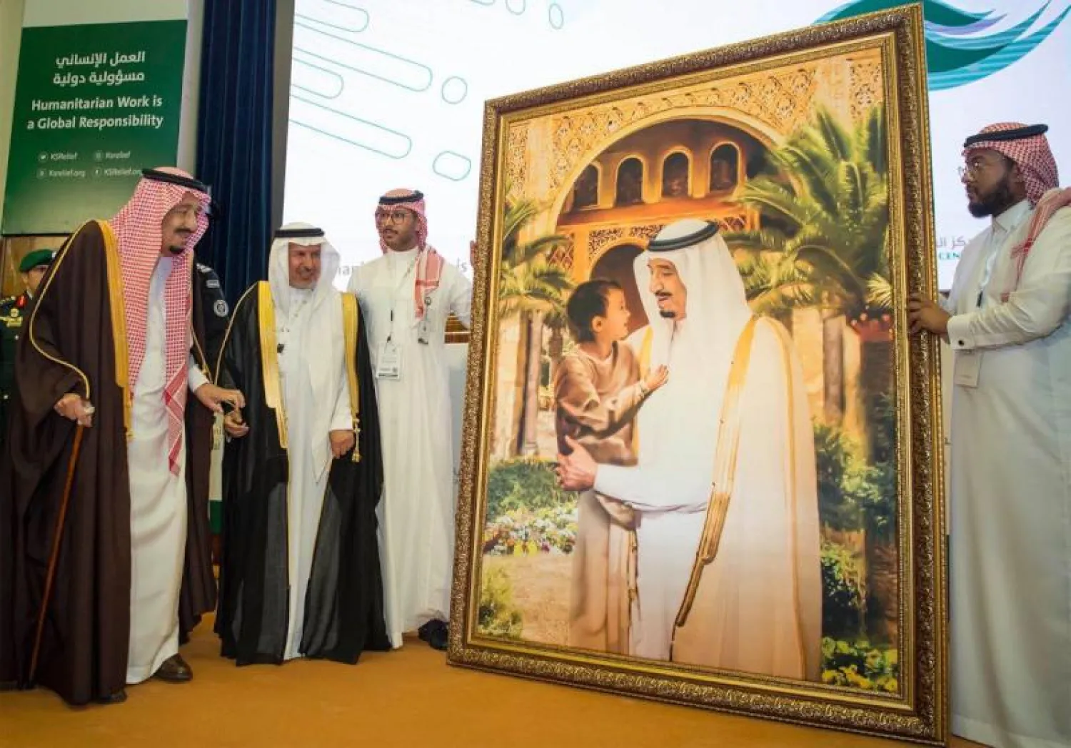 خادم الحرمين الشريفين خلال رعايته حفل افتتاح منتدى الرياض الدولي الإنساني (واس)