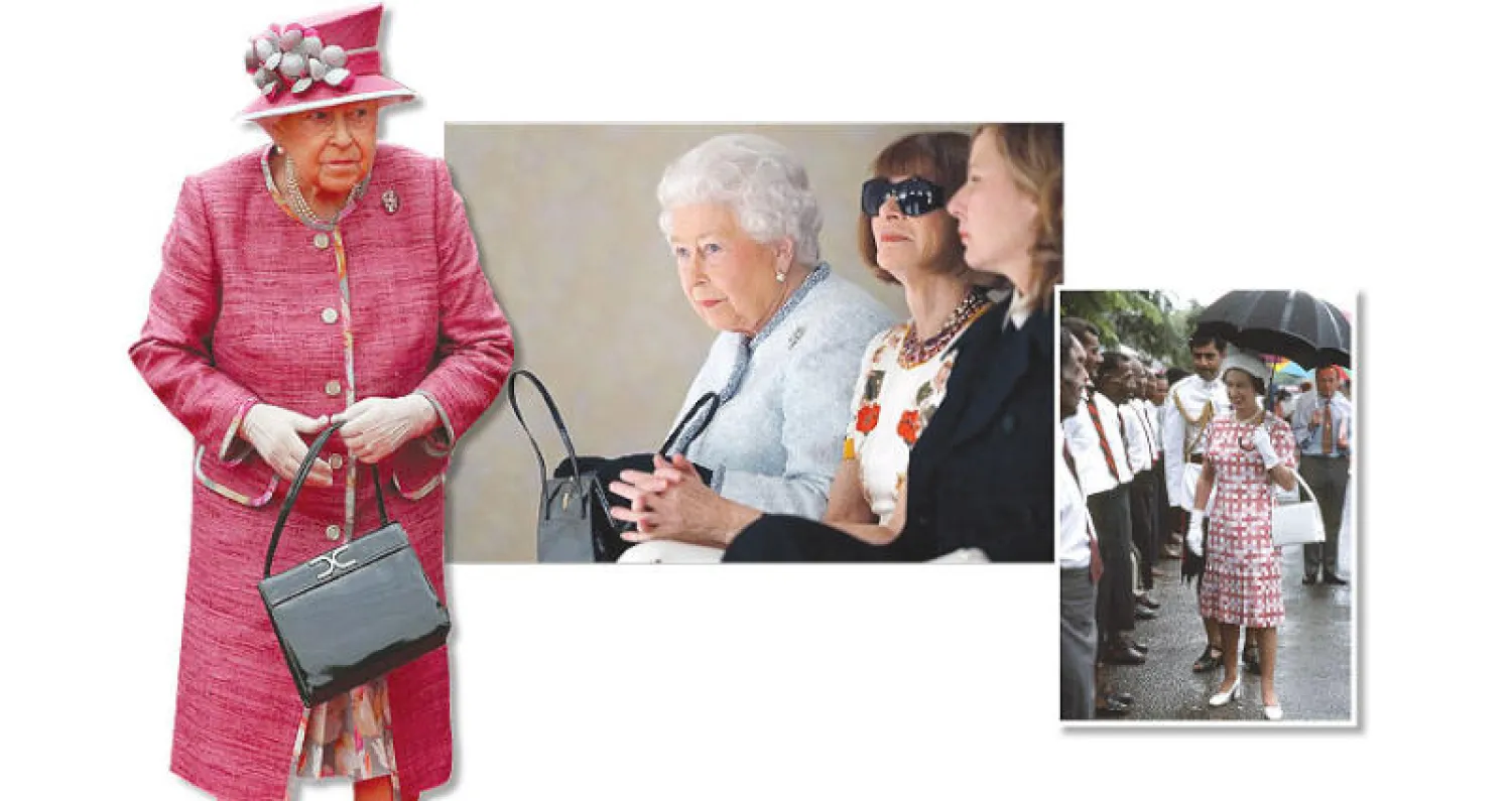 الملكة في عام 1977 - حقيبة اليد ذات الطراز العتيق التي تحملها الملكة - حقيبة اليد  الجلدية السوداء الصغيرة للملكة