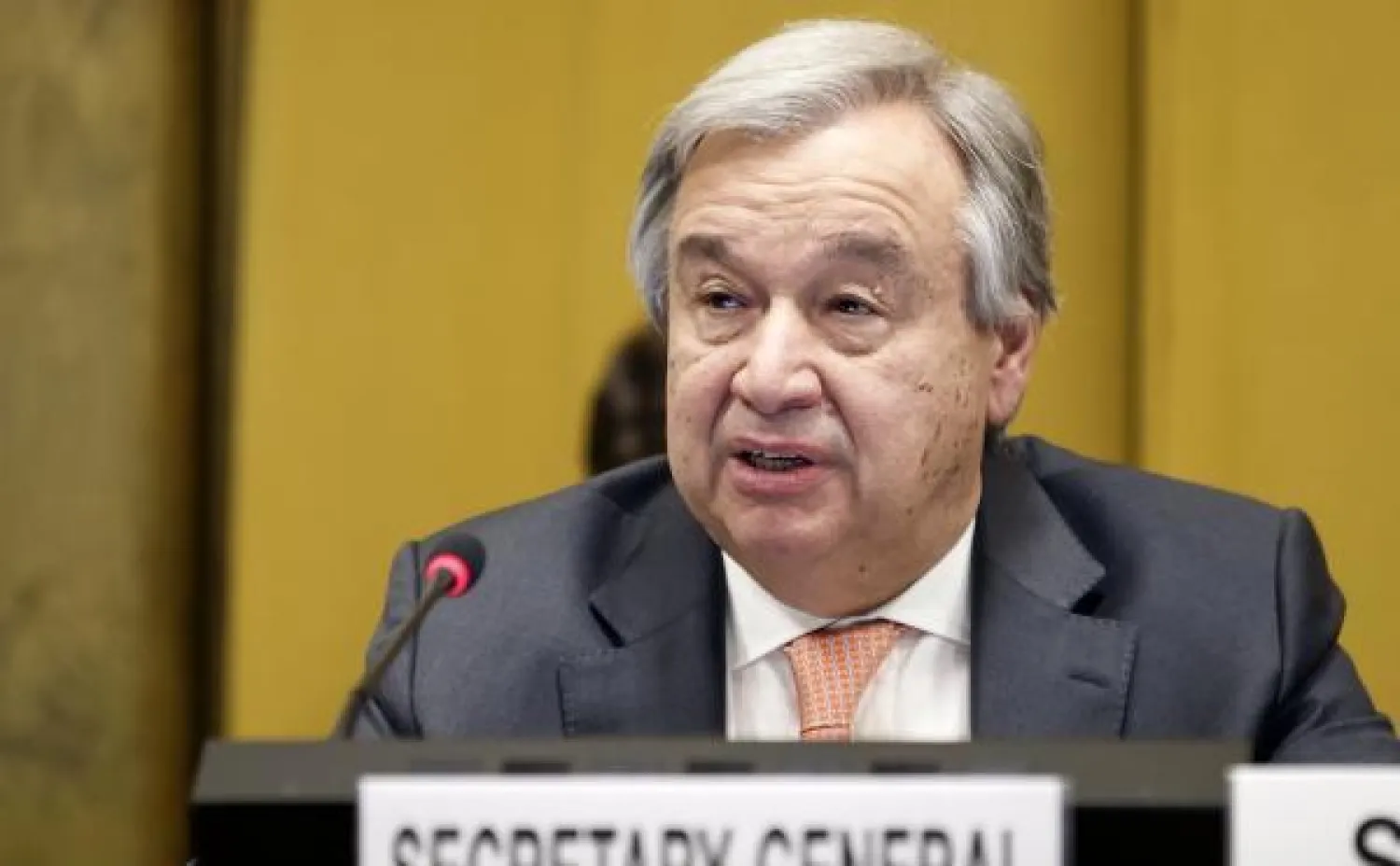 أمين عام الأمم المتحدة أنتونيو غوتيريش يلقي بيانه خلال مؤتمر نزع الأسلحة بجنيف (إ.ب.أ)