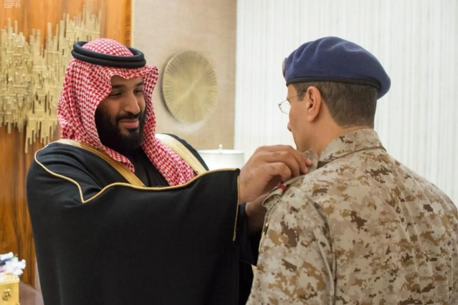 الأمير محمد بن سلمان بن عبد العزيز يقلد الفريق الركن تركي بن بندر بن عبد العزيز رتبته الجديدة (واس)