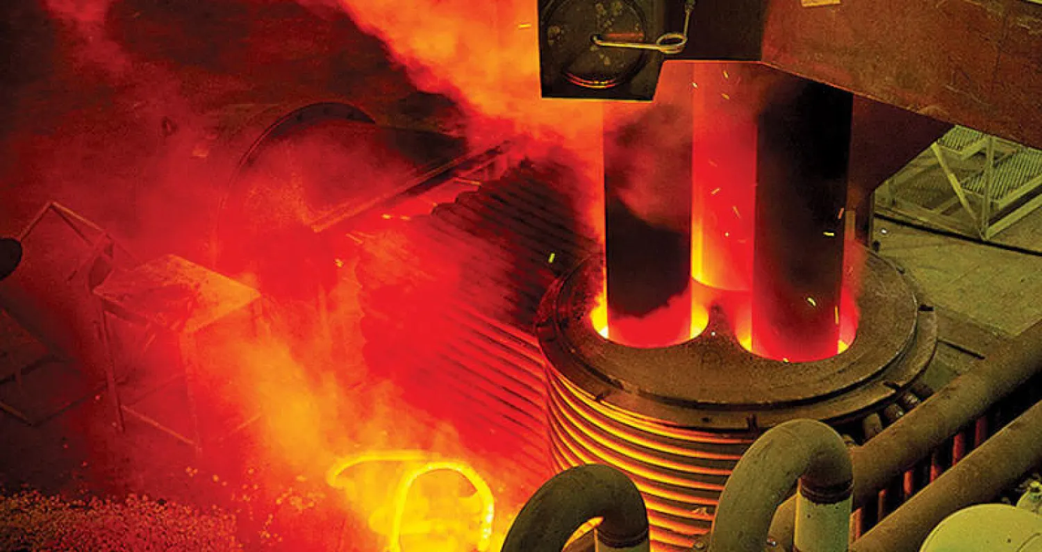 أحد أفران مصنع شركة «توسيالي» التركية للحديد والصلب في وهران غرب الجزائر