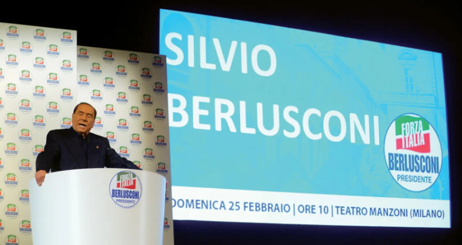 سيلفيو برلسكوني يتحدث خلال فعالية انتخابية في ميلانو الأحد (رويترز)