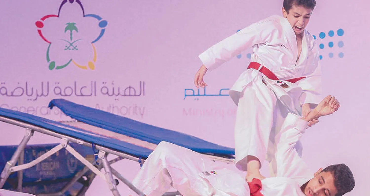 لاعبان سعوديان يقدمان فاصلاً مهارياً في لعبة الكاراتيه («الشرق الأوسط»)