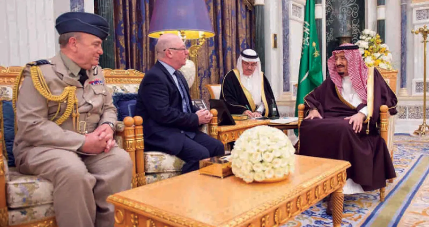 الملك سلمان خلال لقائه الوزير البريطاني ورئيس الأركان في الرياض أمس (واس)