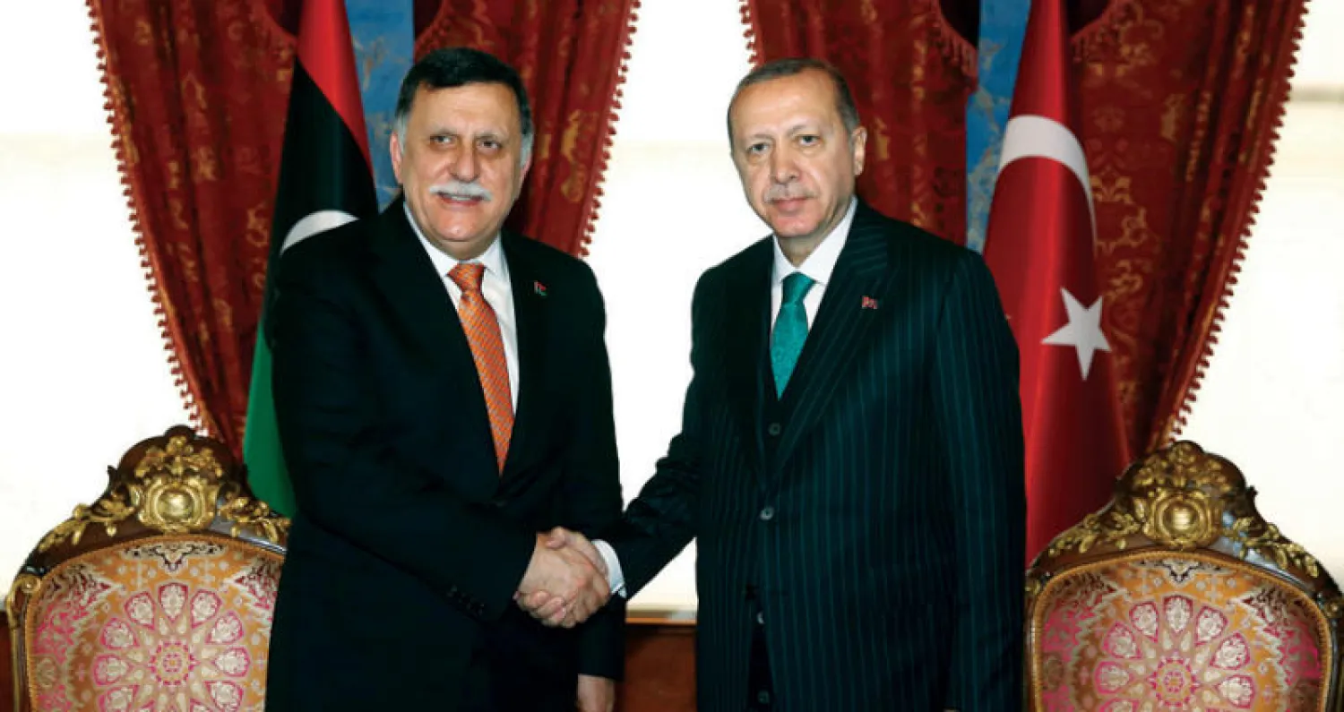 إردوغان مستقبلاً السراج في إسطنبول أمس (أ.ب)