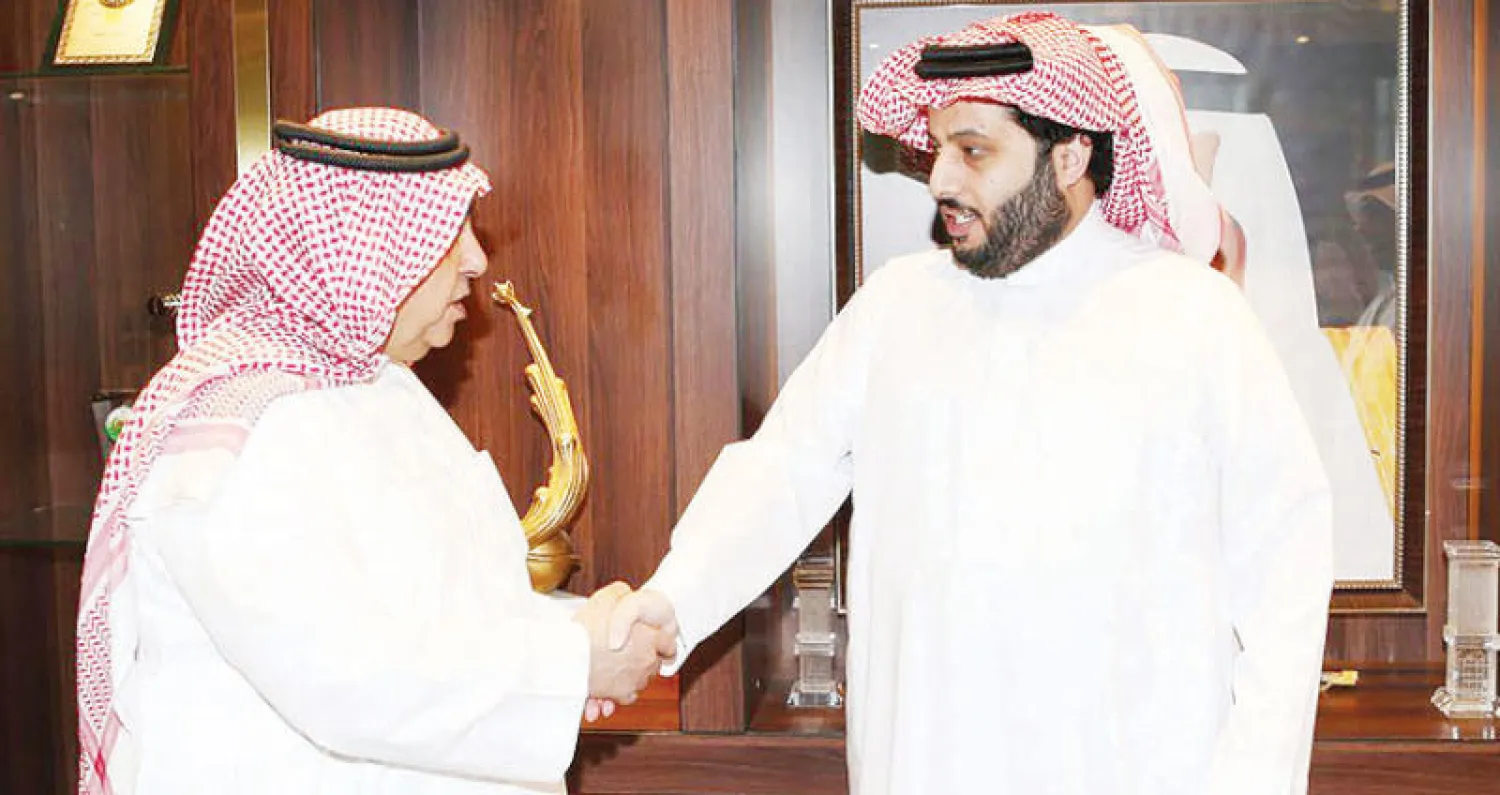 تركي آل الشيخ خلال لقائه داود الشريان الرئيس التنفيذي لهيئة الإذاعة والتلفزيون أمس («الشرق الأوسط»)