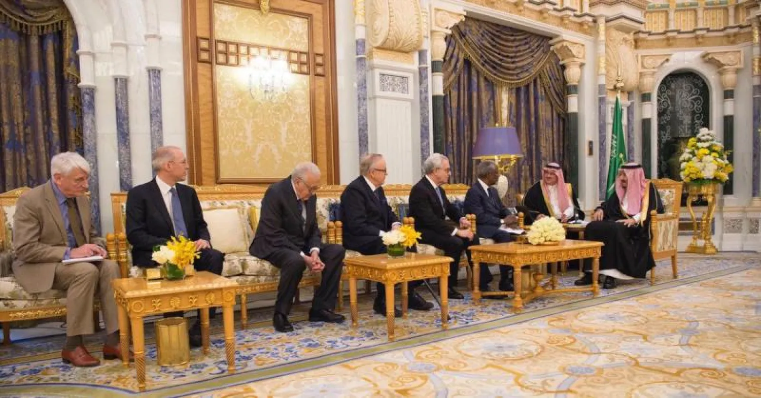 خادم الحرمين خلال استقباله وفد مجموعة ذا إيلدرز (واس)