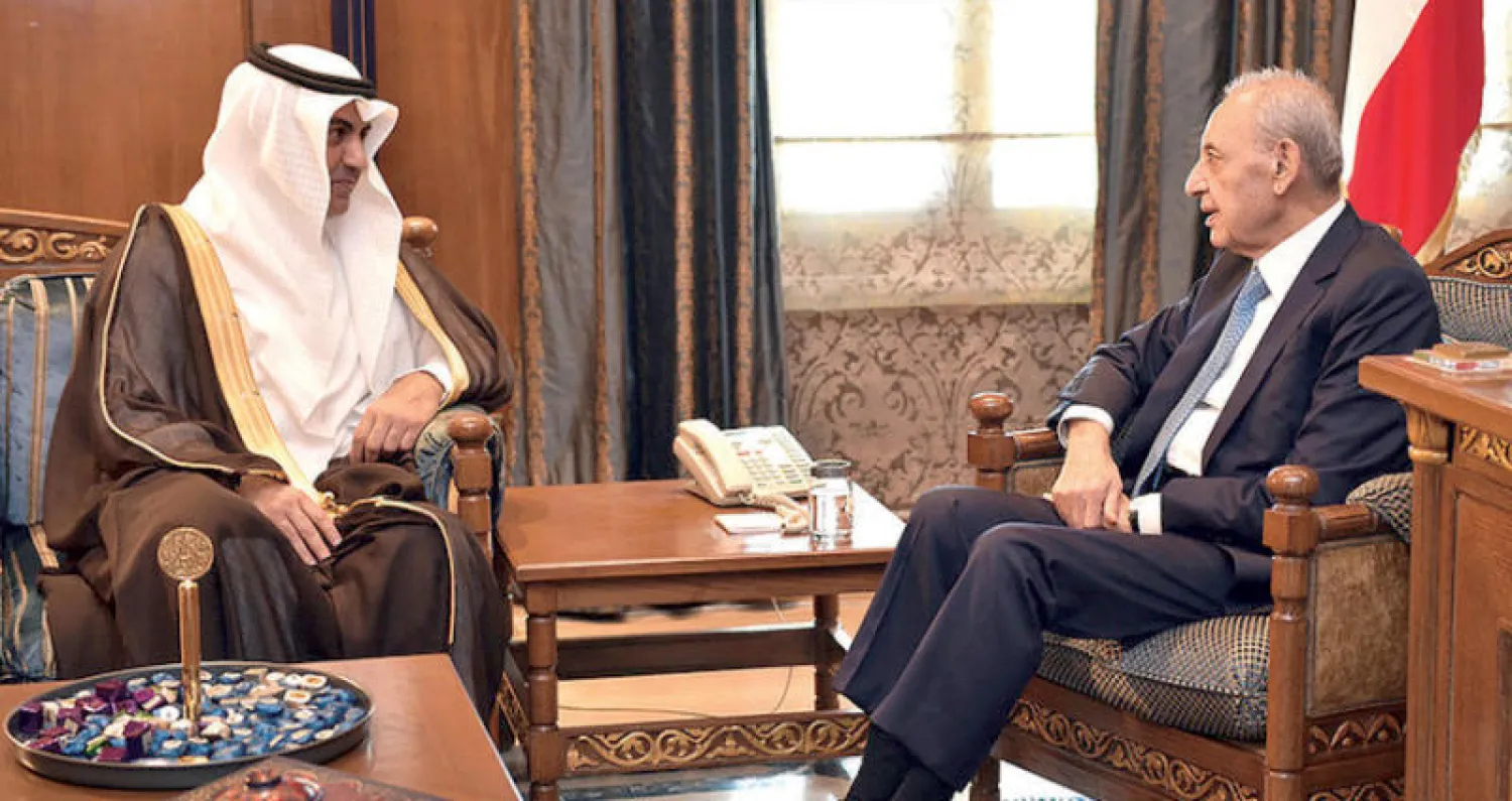 نزار العلولا المستشار في الديوان الملكي السعودي في أثناء لقائه نبيه بري رئيس مجلس النواب اللبناني أمس (الوكالة الوطنية للإعلام)