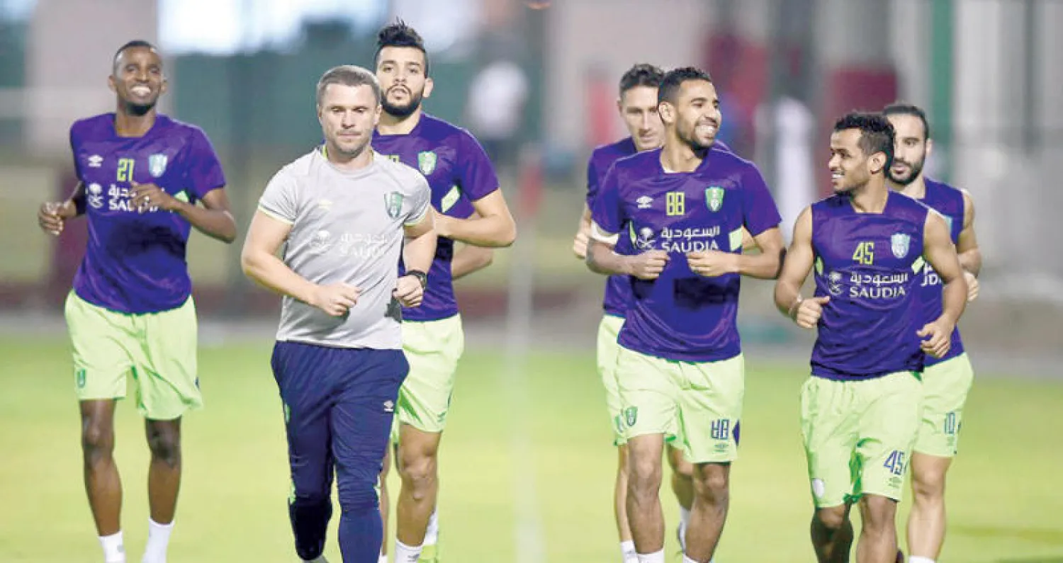 ريبروف مع لاعبيه في التدريبات الأخيرة («الشرق الأوسط»)