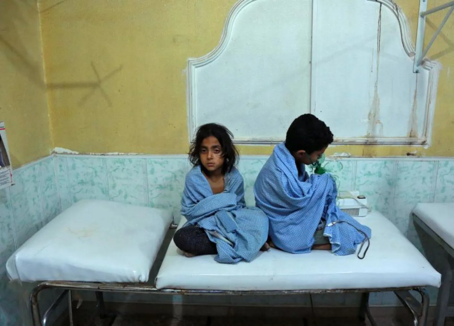 (أطفال ناجون من القصف في الغوطة (أ.ف.ب)