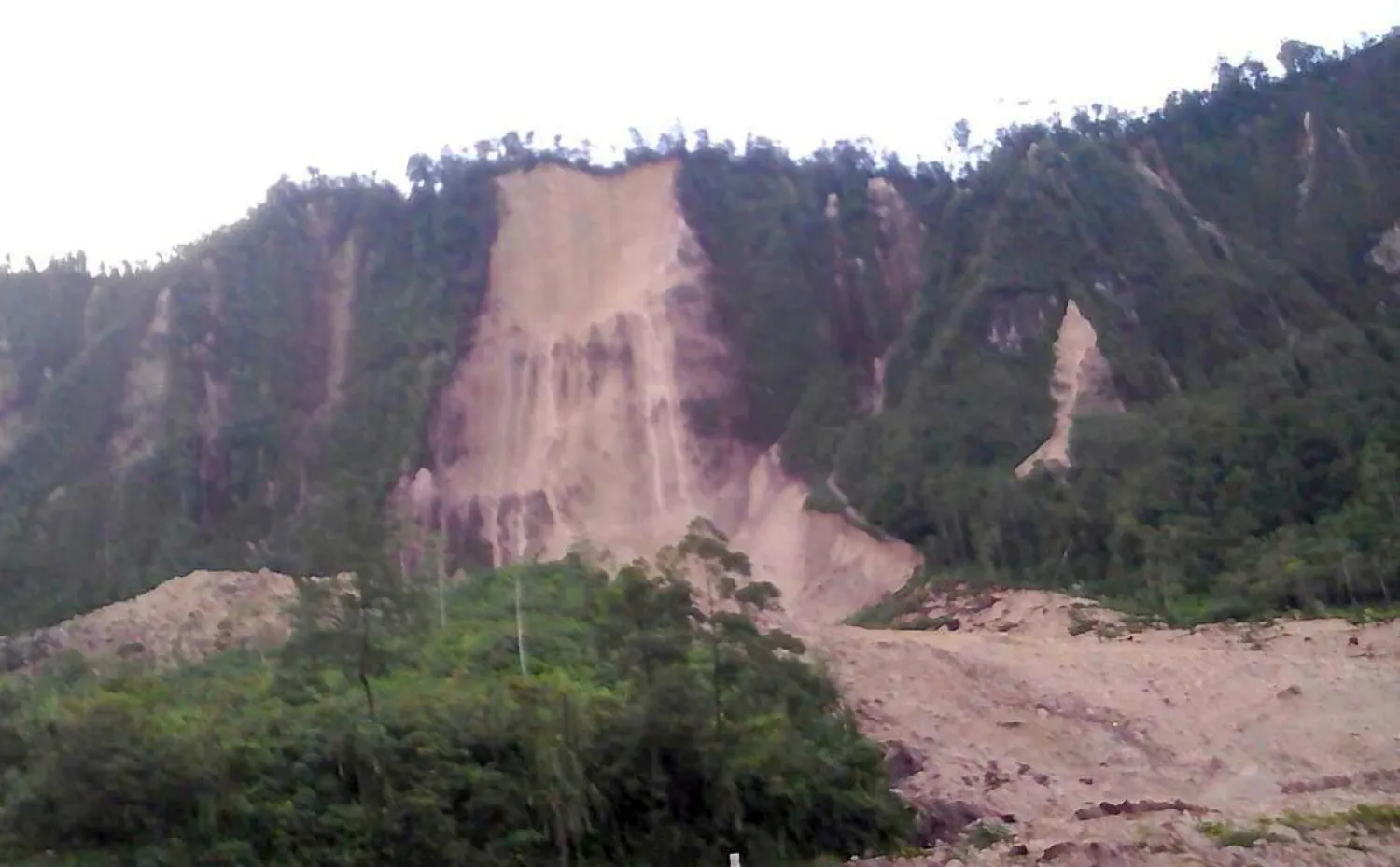 Powerful quake hits central Papua New Guinea, disrupts oil and gas operations. (Reuters)