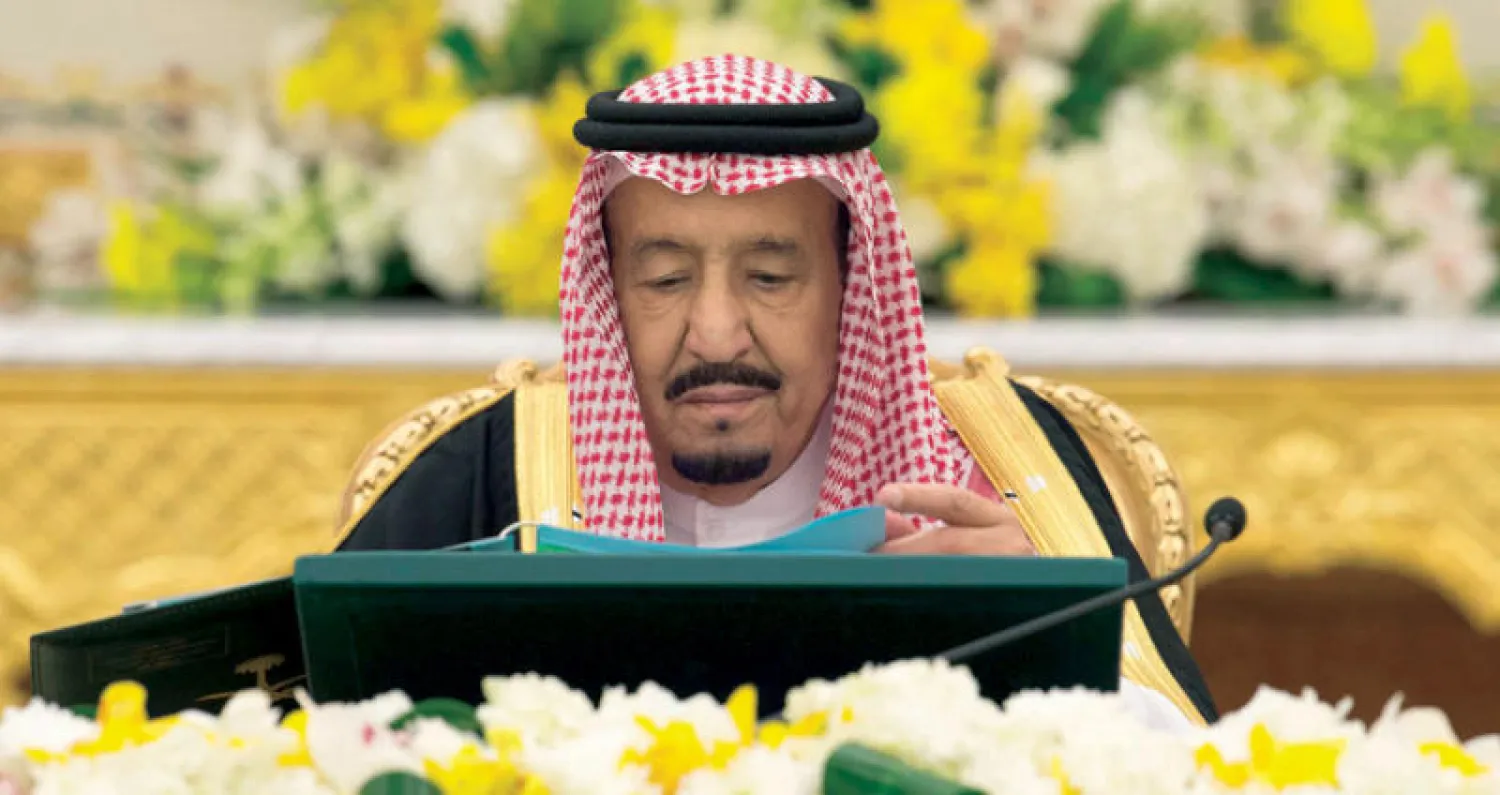 خادم الحرمين الشريفين مترئساً جلسة مجلس الوزراء في الرياض أمس (واس)
