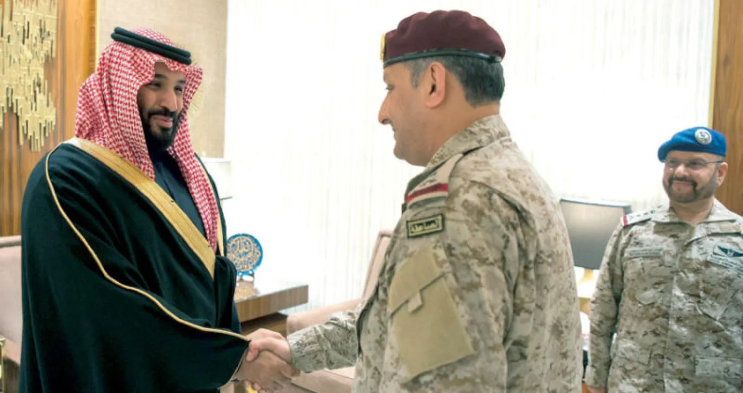 ولي العهد السعودي مصافحاً قائد القوات المشتركة خلال استقباله أمس (واس)