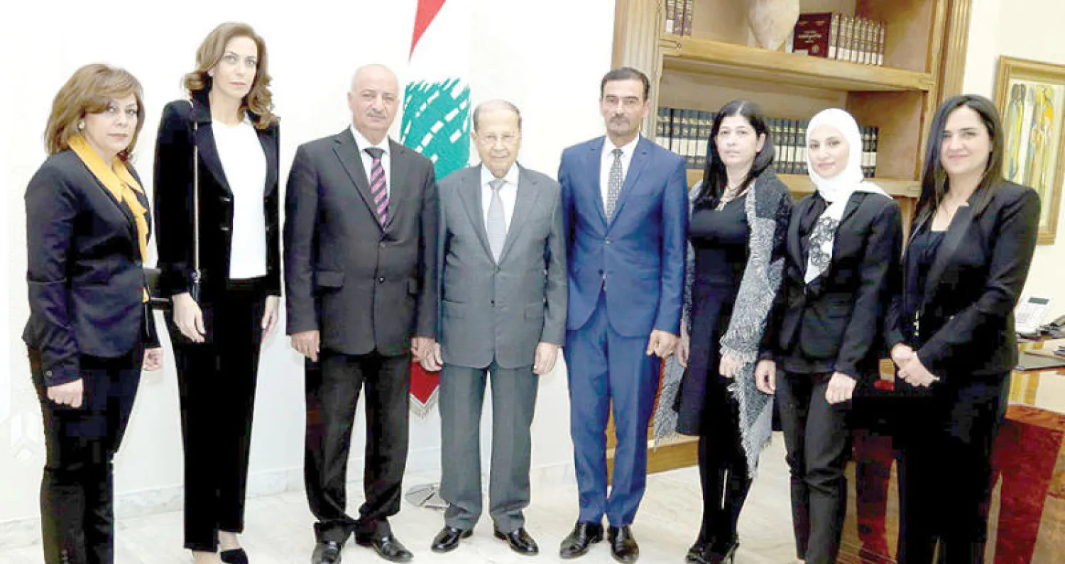 الرئيس ميشال عون مستقبلا عوائل شهداء الجيش اللبناني أمس (دالاتي ونهرا)