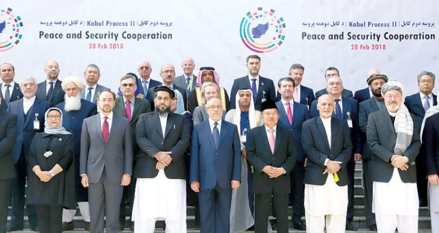 الرئيس أشرف غني (الثاني من اليمين) في صورة تذكارية مع المشاركين في «عملية كابل» في العاصمة الأفغانية أمس (إ.ب.أ)